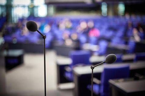 Opposition stellt Regierung zur Rede