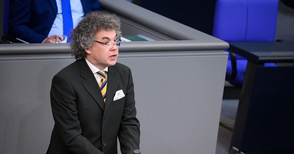 AfD-Abgeordneter wegen Hitlergruß im Bundestag vor Gericht