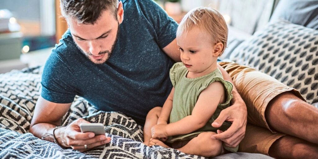 Prien fordert Aufklärung über Handynutzung bei Kleinkindern