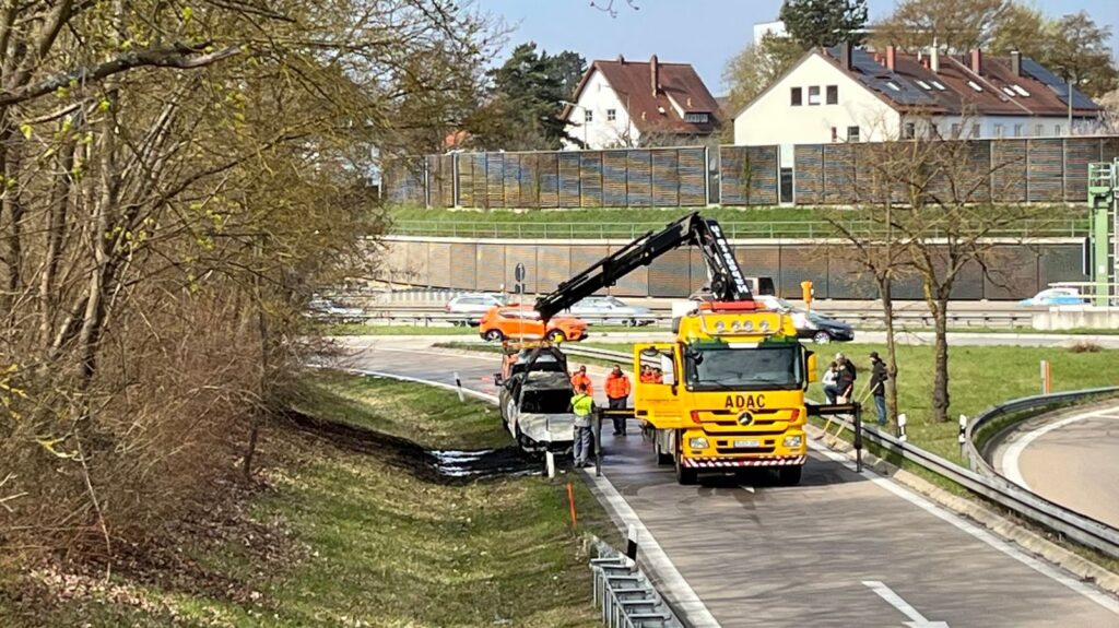 Brennendes Auto verursacht Feueralarm im Krankenhaus