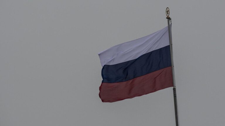 Росія: Шестеро активістів антивоєнного молодіжного руху засуджені до тюремних термінів