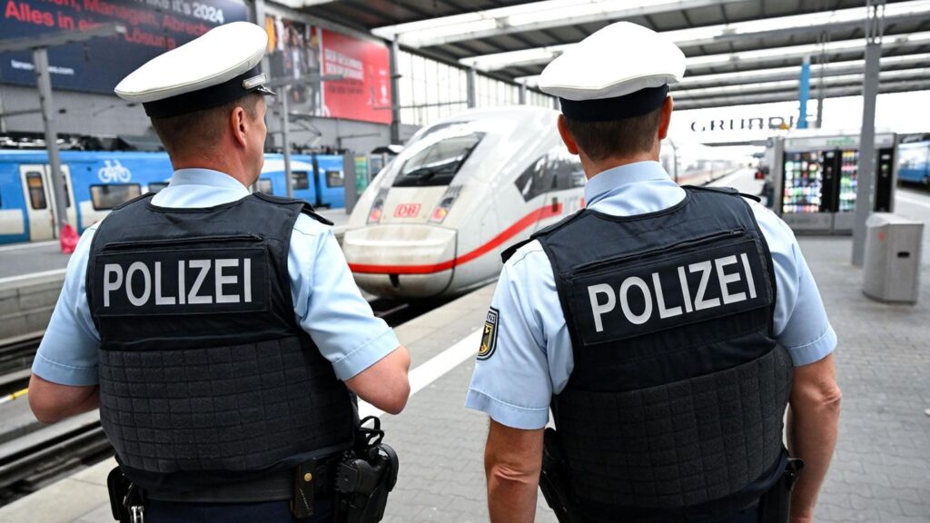 Großeinsatz in Siegburg: Vermummter mit Messer bedroht Fahrgäste im ICE