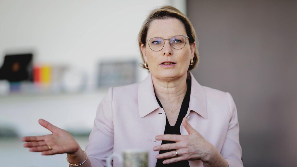 Bundesjustizministerin Hubig kündigt Gesetzentwurf zu Catcalling an