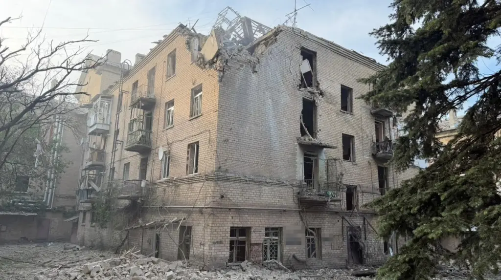Russischer Luftangriff auf Wohnhaus in Druzhkivka: Tote und Verletzte