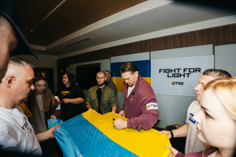 Usyk trifft ukrainische Energiearbeiter vor Titelkampf in Kairo