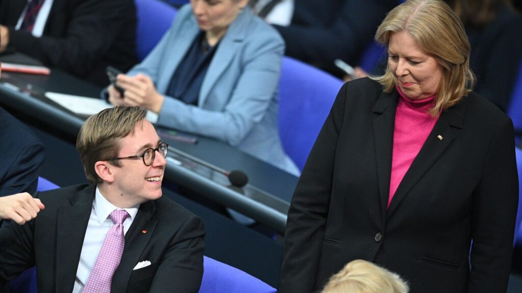 Gysi verpasst jede zweite Abstimmung im Bundestag