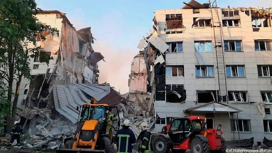 Ukrainische Drohne trifft Studentenwohnheim in Luhansk – zehn Tote