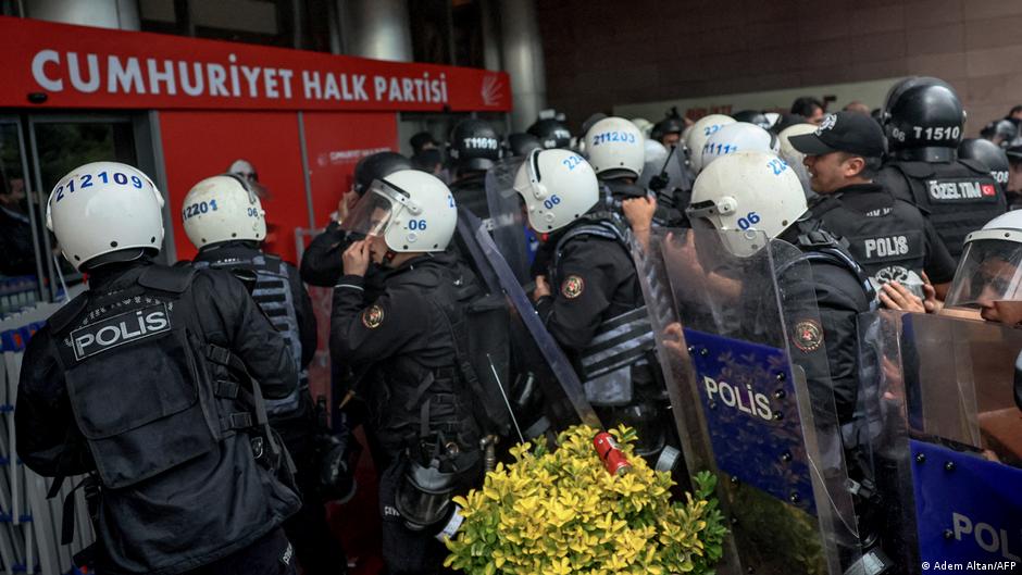 Türkei: Polizei stürmt CHP-Zentrale in Ankara