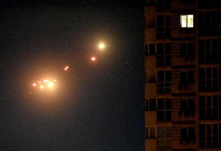 Russische Marschflugkörper: Explosionen in Kyiv und Region