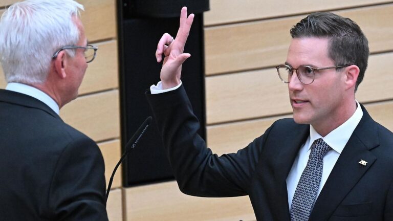 Landtagspräsident pfeift Innenminister Hagel im Plenum zurück