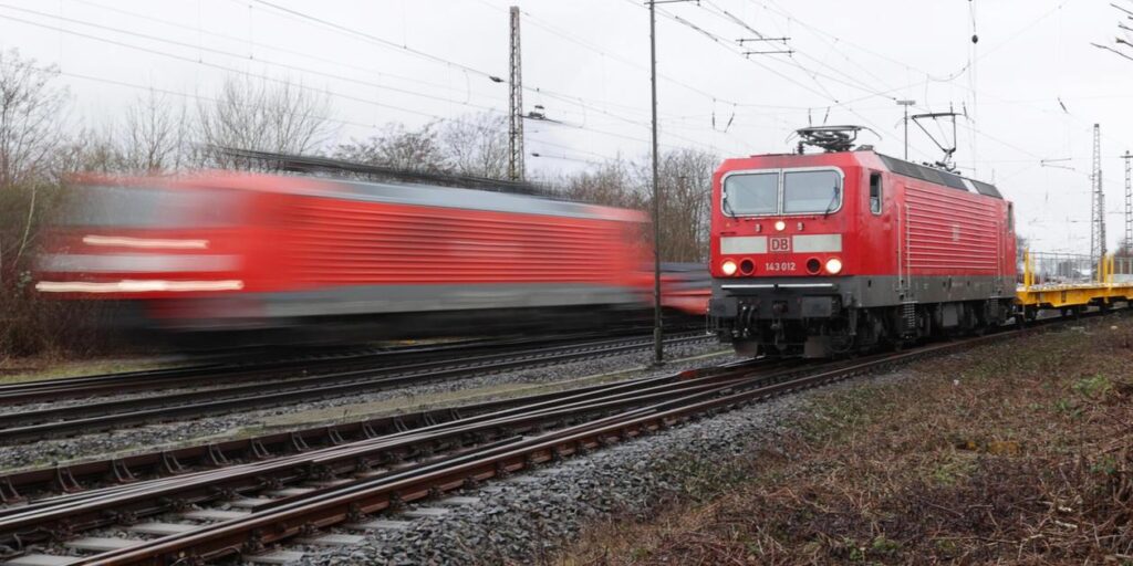 Güterzug kollidiert mit Betonteil in Markt Einersheim