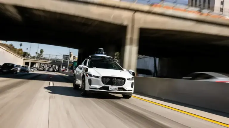 Waymo призупиняє рух автострадами та послуги через сильну зливу