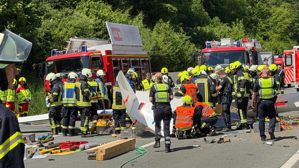 Segelflugzeug stürzt auf A45 in NRW – ein Toter