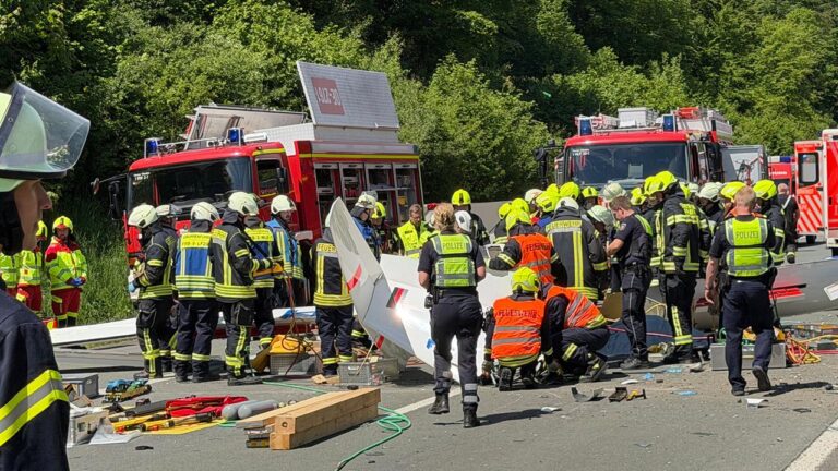 Segelflugzeug stürzt auf A45 in NRW – ein Toter
