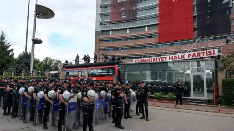 Türkische Polizei stürmt CHP-Zentrale – Tränengas und Gummigeschosse