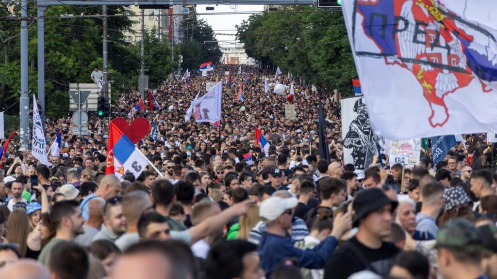 Zehntausende fordern in Belgrad Neuwahlen – Regierung stoppt Bahnverkehr