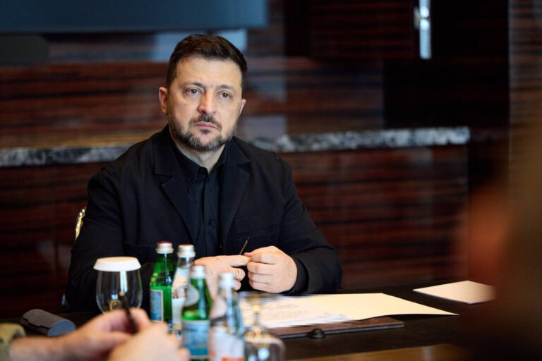 Selenskyj setzt neue EU-Sanktionen gegen Russland in Kraft