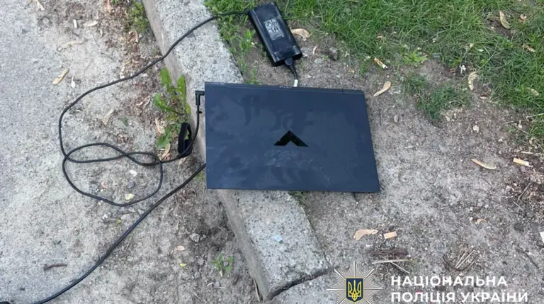 Raub in Kyiv: Mann plündert nach russischem Angriff beschädigtes Büro