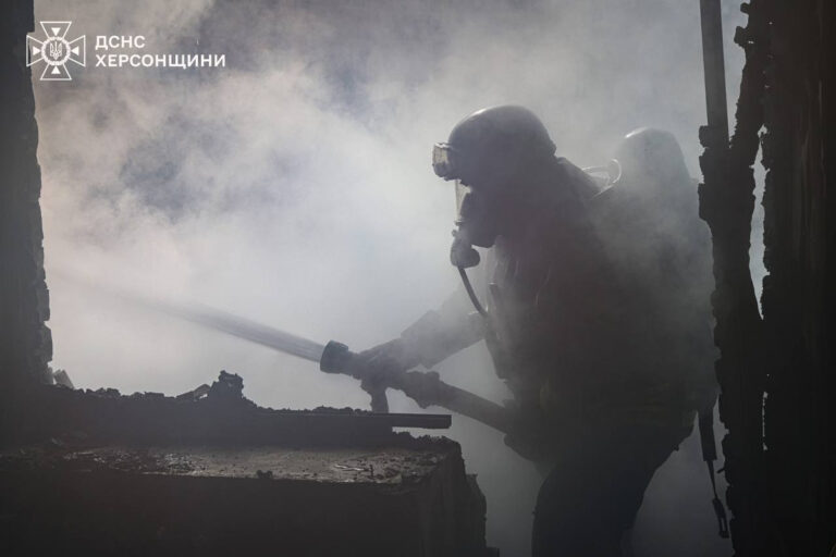 Російський артилерійський обстріл вбиває цивільних у центральному Херсоні