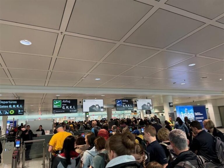 Problem am Flughafen München führt zu langen Wartezeiten