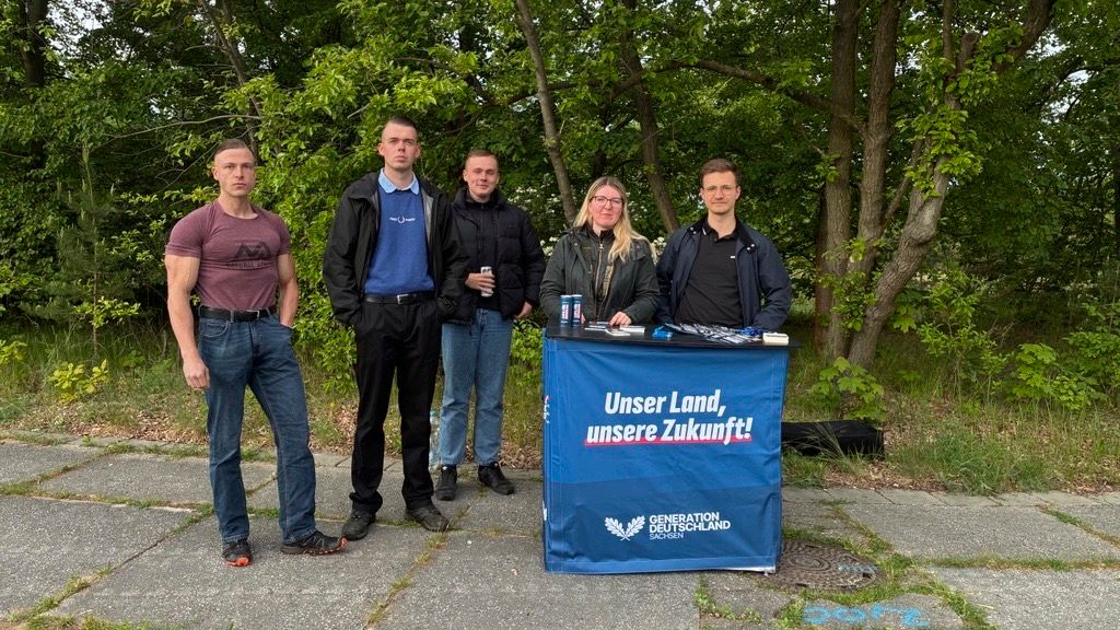 AfD-Nachwuchs wirbt vor Schule in Hoyerswerda – Omas gegen Rechts protestieren