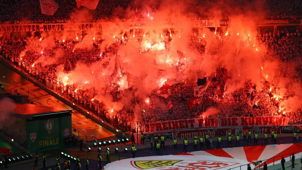 DFB-Pokalfinale: Fanproteste mit Pyrotechnik unterbrechen Spiel für fünf Minuten