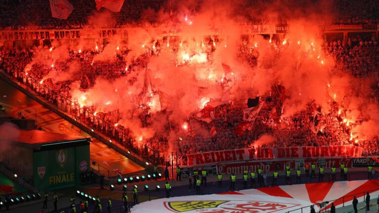 DFB-Pokalfinale: Fanproteste mit Pyrotechnik unterbrechen Spiel für fünf Minuten