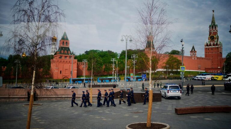 Росія: Путін святкує скорочений військовий парад 9 травня