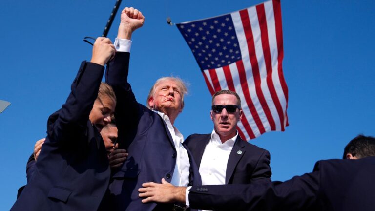 Недовіра до уряду: багато американців вважають спроби замаху на Трампа фейком