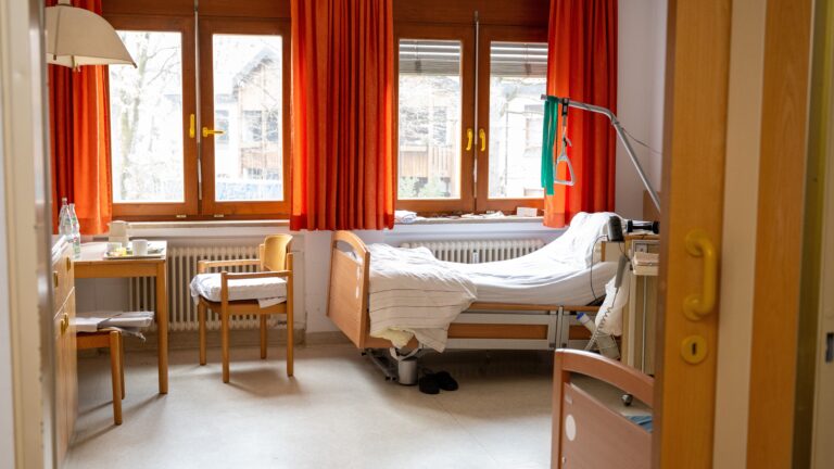 GKV-Chef fordert mehr staatliche Unterstützung für Pflegeheime