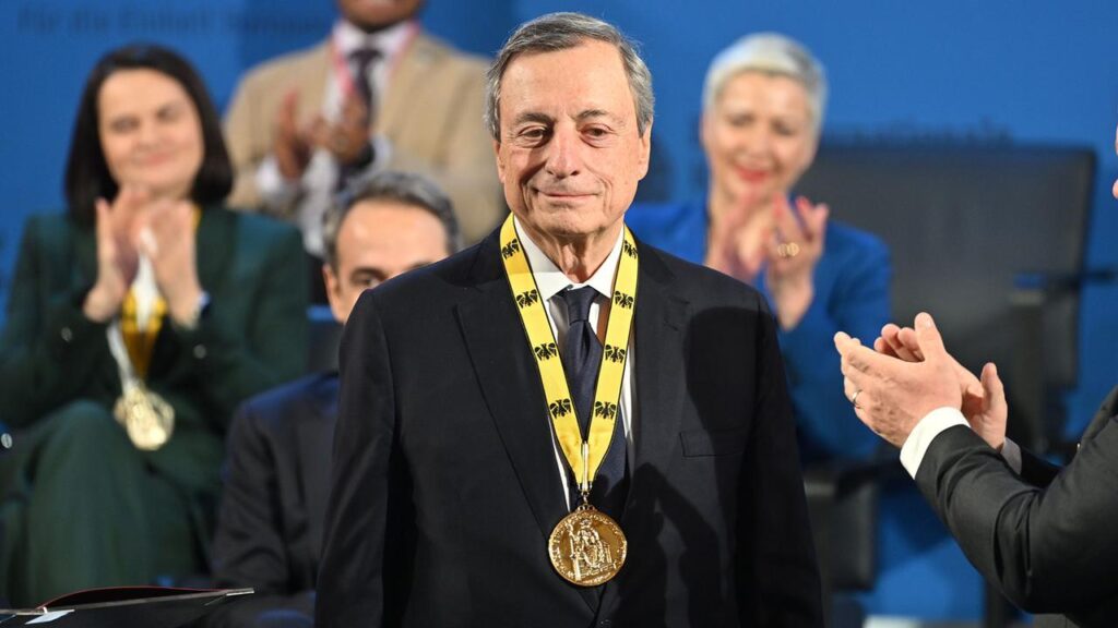 Mario Draghi mit Aachener Karlspreis für Lebenswerk ausgezeichnet