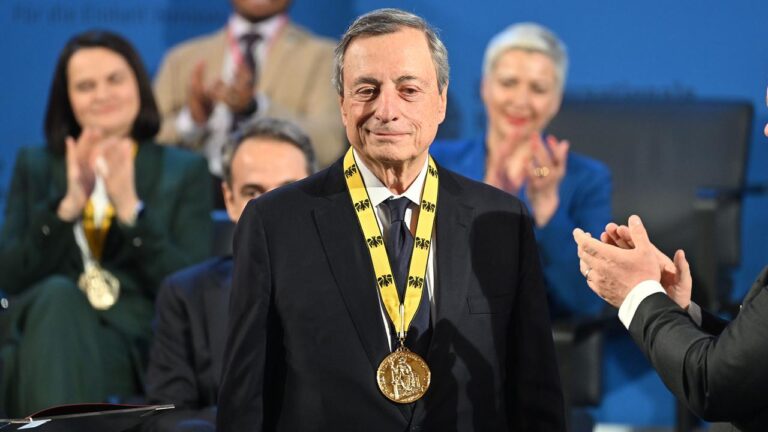 Mario Draghi mit Aachener Karlspreis für Lebenswerk ausgezeichnet