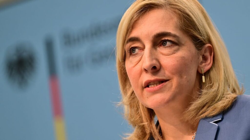 Pflegereform: Warken plant höheren Beitrag für Kinderlose