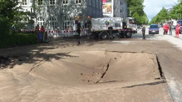 B73 in Hamburg-Harburg bleibt nach Wasserrohrbruch gesperrt