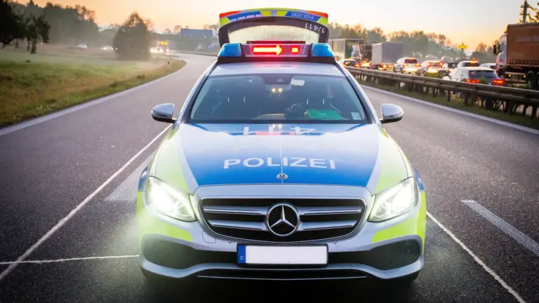 Lkw-Brand führt zu Sperrung der A2 bei Hannover-Ost