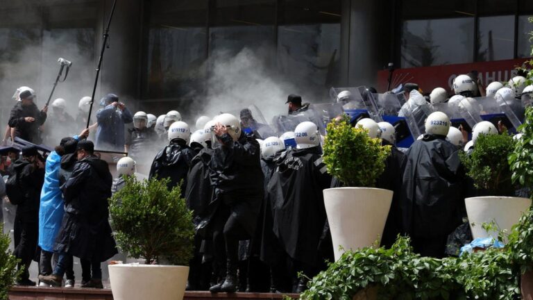 Türkische Polizei stürmt CHP-Zentrale in Ankara mit Tränengas