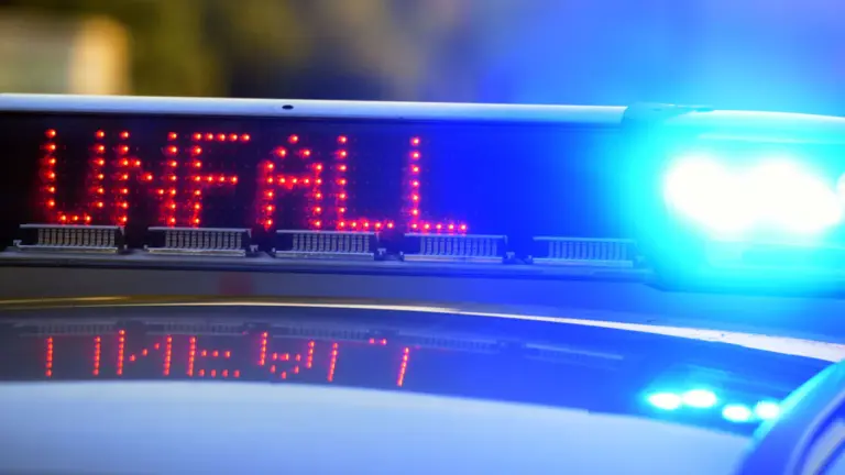 Bierlaster verliert Ladung auf Münchner Altstadtring