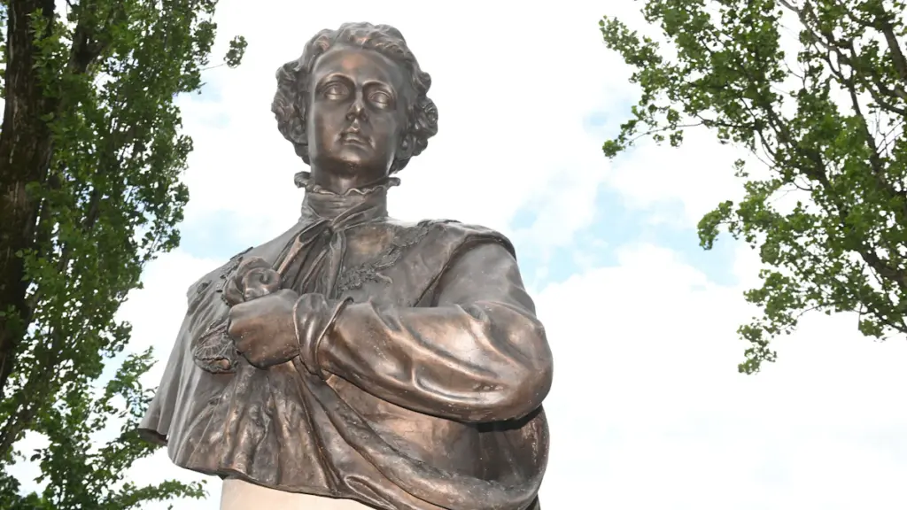 New Ludwig II Monument Unveiled on Munich’s Cornelius Bridge