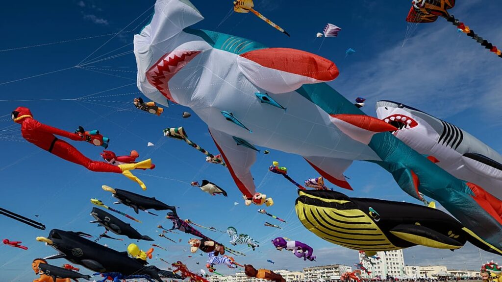Riesendrachen und Oktopus-Kites am Himmel über Fanø