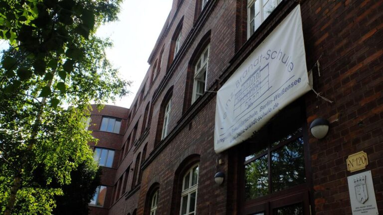 AI-Generated Nude Images of Students: Police Investigate in Berlin-Pankow