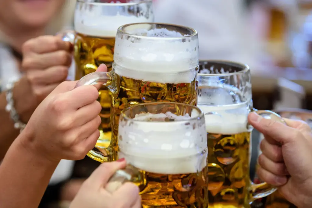 Oktoberfest 2025: Bierpreis steigt leicht, bleibt unter 16 Euro