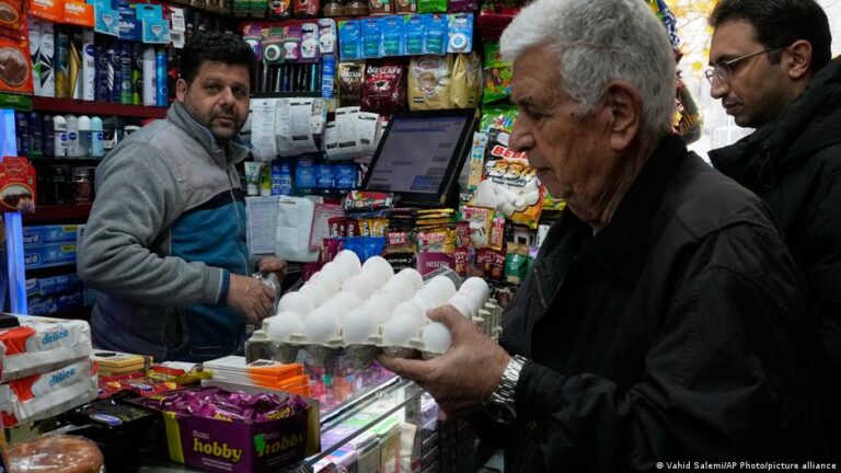 Iran führt Lebensmittelgutscheine ein und erhöht Mindestlohn