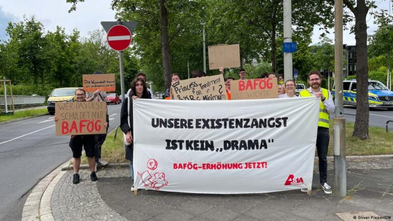 Bär Rejects Reform – Students Outraged