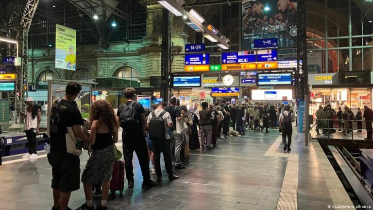 Technikpanne bei der Bahn legt Zugverkehr in ganz Deutschland lahm
