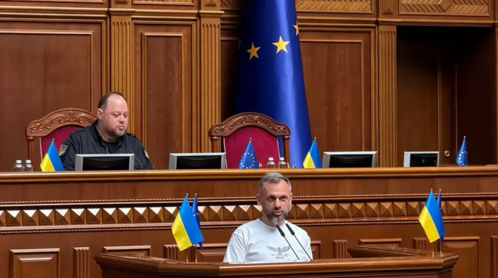 Andrij Lewus legt Eid als neuer Abgeordneter in der Ukraine ab