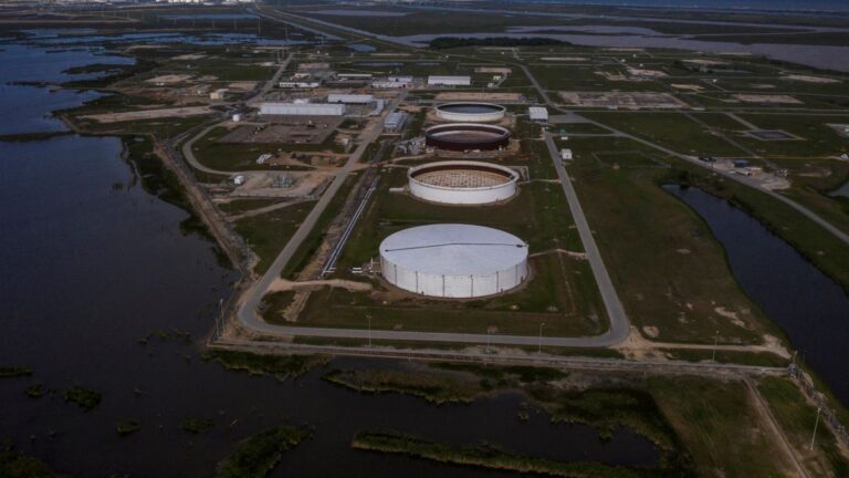 US oil reserves fall to lowest level in 40 years