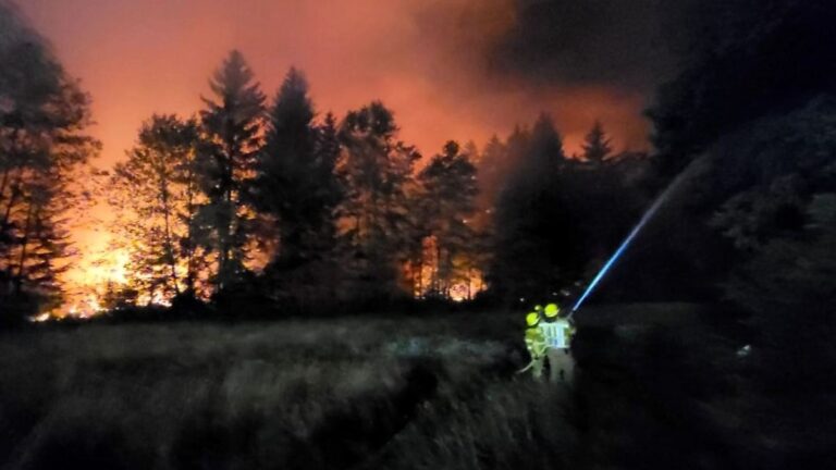 Forest fire near Chiemsee: A8 closed, helicopters deployed