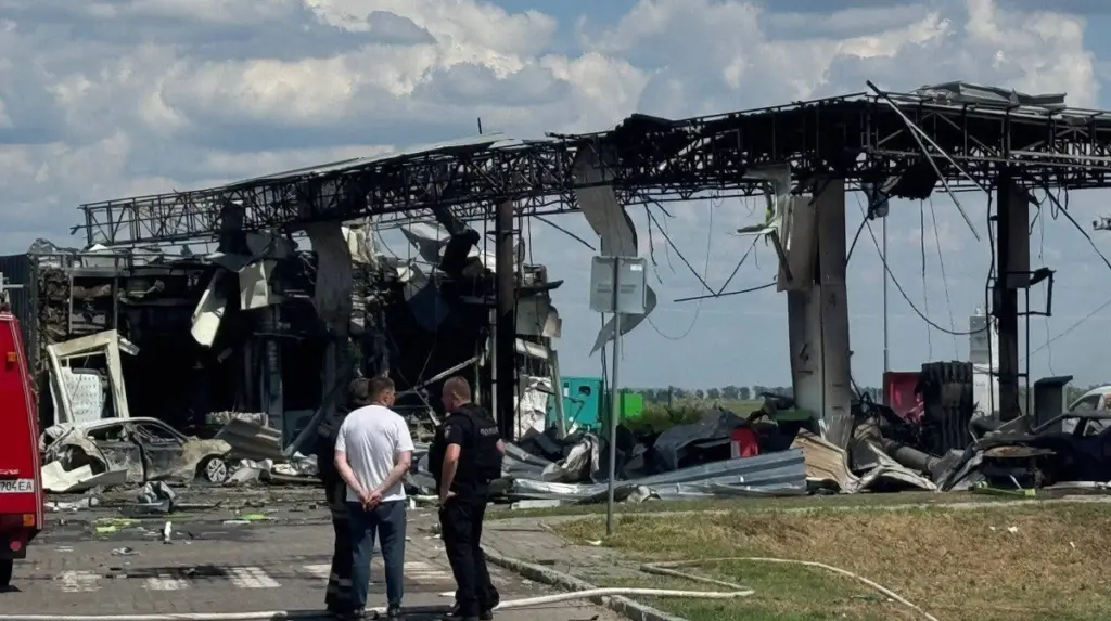 Russischer Drohnenangriff auf Tankstelle in der Region Cherson: zwei Tote