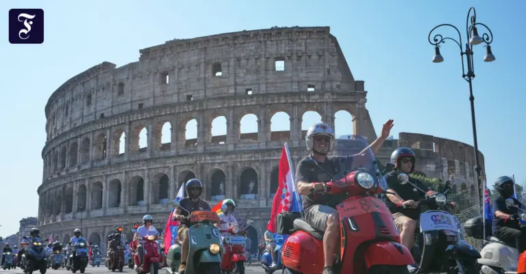 80 Jahre Vespa: Tausende Fans feiern in Rom