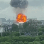 Ukraine greift Moskau an: Raffinerie in Flammen, Flughäfen lahmgelegt